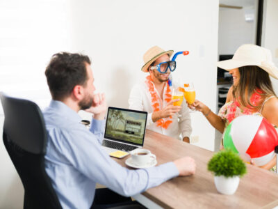salud nuestras vacaciones feliz joven mujer vistiendo ropa tropical haciendo brindis mimosas despues reservar viaje playa agencia viajes El servicio de información turística