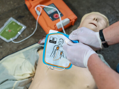 shutterstock 757762819 DEA y PRIMEROS AUXILIOS