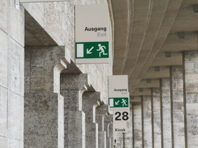 escape route gc2c7f0357 1280 Planes de Evacuación y Emergencias