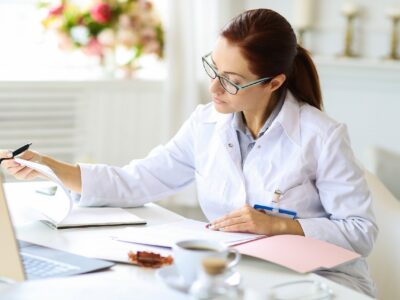 apothecary 8128318 1280 Técnico Auxiliar en Farmacia de Parafarmacia